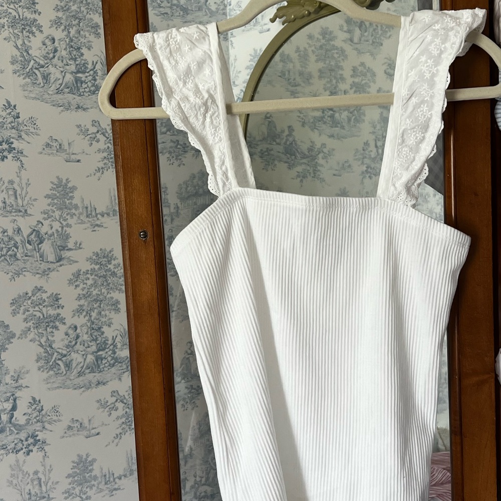 GAP eyelet sleeve top